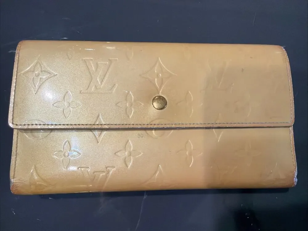 Authentic Louis Vuitton Vernis Sarah Wallet –Beige Monogram Patent Leather